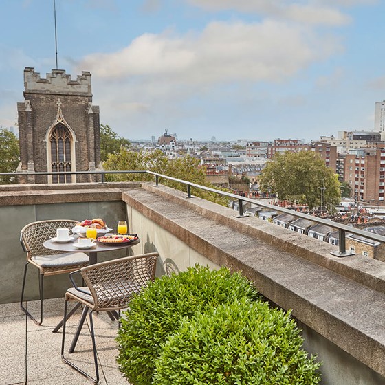 Balcony Junior Suite terrace with table, chairs and breakfast