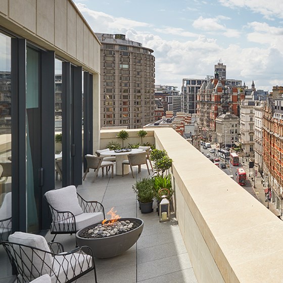 Hyde Park Penthouse at The Berkeley - Terrace with tables and chairs and with a view on the street