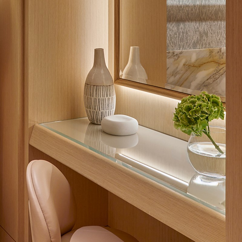 Knightsbridge Pavilion Penthouse at The Berkeley - detailed shot of a vase with flower on the office desk.